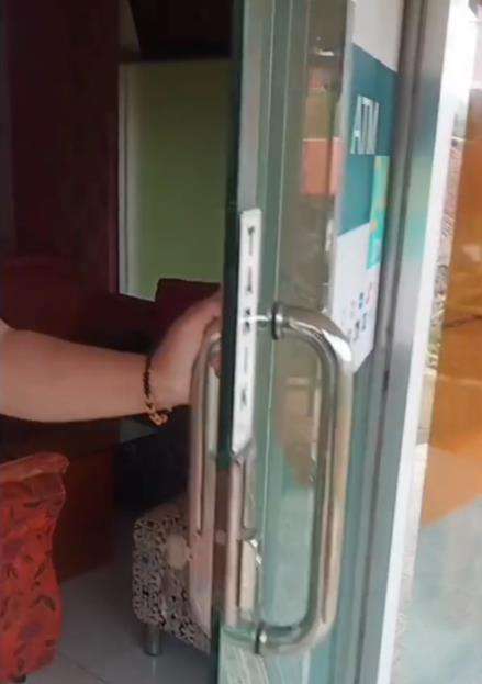 Viral rumah bagian depannya didesain mirip ATM.