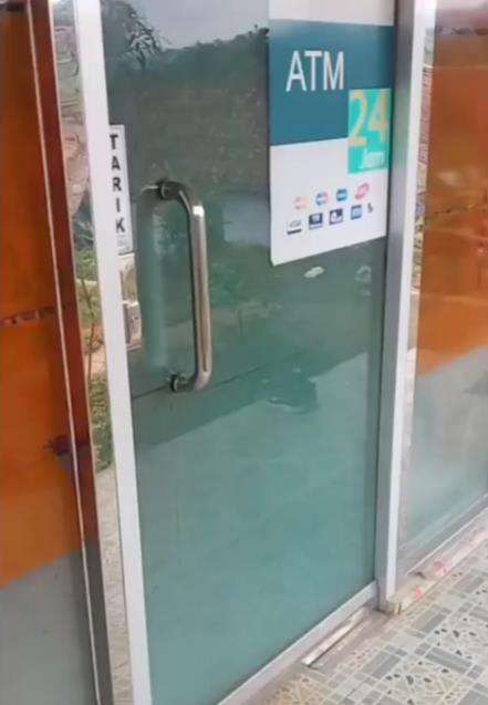 Viral rumah bagian depannya didesain mirip ATM.