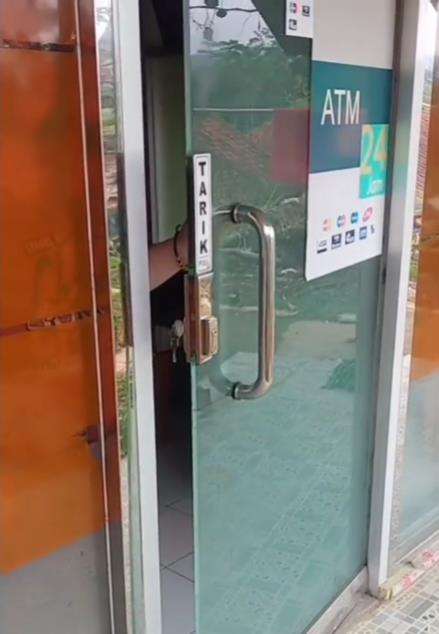 Viral rumah bagian depannya didesain mirip ATM.