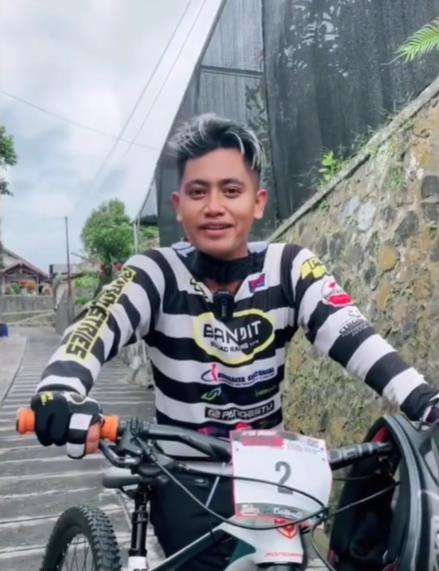 Viral lomba downhill treknya di tengah kampung.