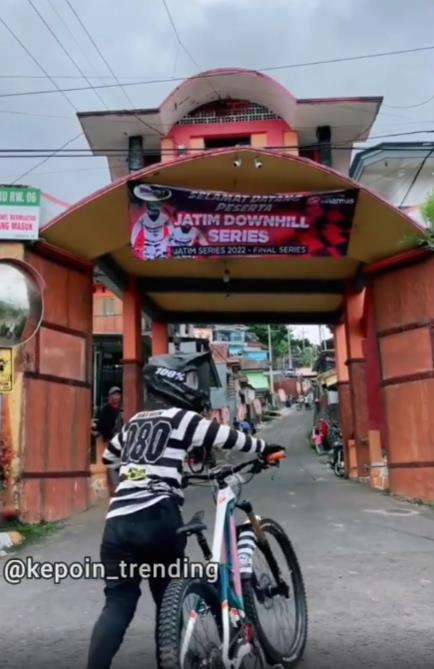 Viral lomba downhill treknya di tengah kampung.