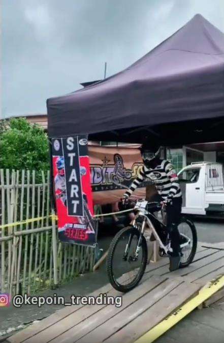 Viral lomba downhill treknya di tengah kampung.
