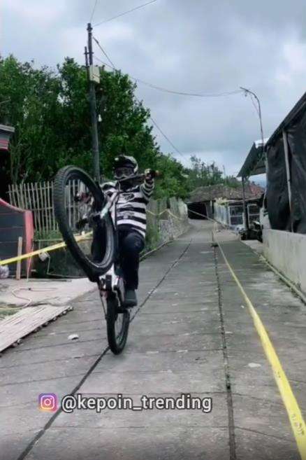 Viral lomba downhill treknya di tengah kampung.