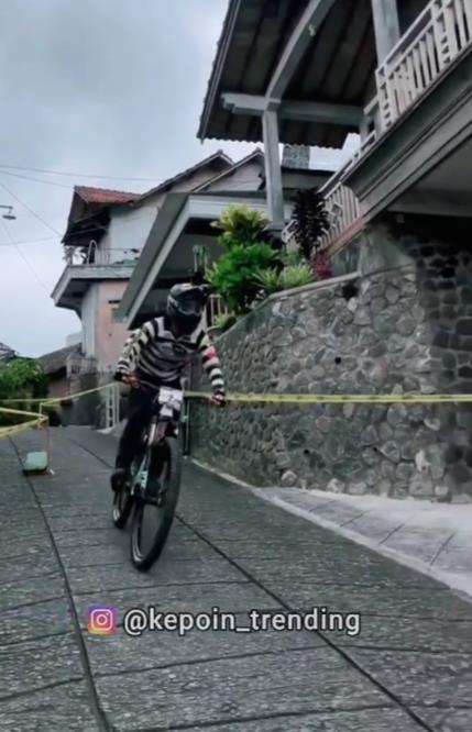 Viral lomba downhill treknya di tengah kampung.