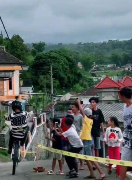 Viral lomba downhill treknya di tengah kampung.