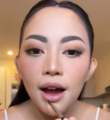 Memakai Lipstik