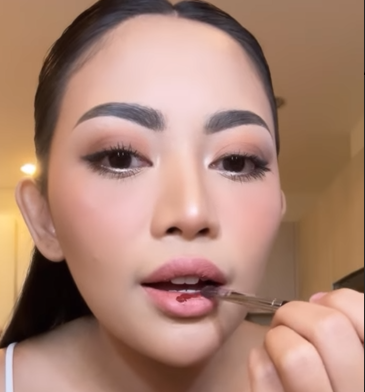 Memakai Lipstik