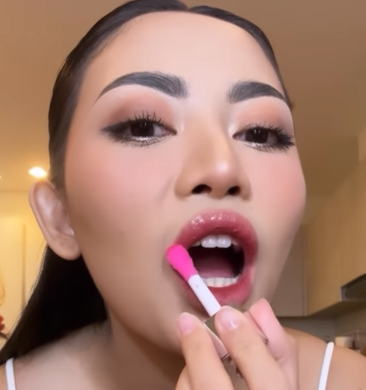 Memakai Lip Gloss