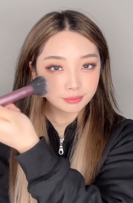 Memakai Blush
