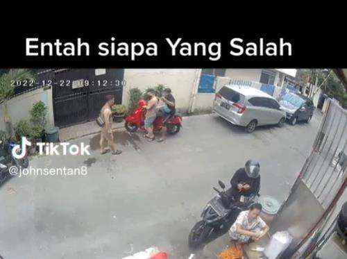 Kejadian apes akibat keteledoran pengendara motor matic.