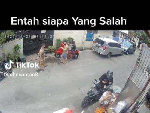 Kejadian apes akibat keteledoran pengendara motor matic.