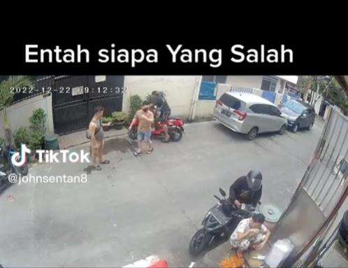 Kejadian apes akibat keteledoran pengendara motor matic.
