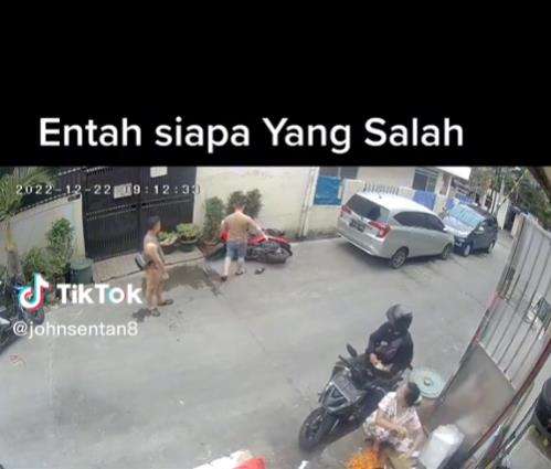 Kejadian apes akibat keteledoran pengendara motor matic.