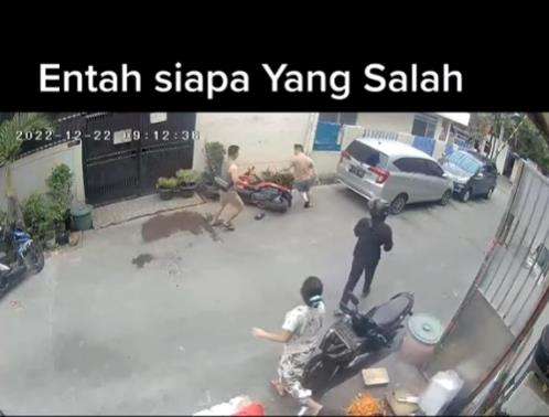 Kejadian apes akibat keteledoran pengendara motor matic.