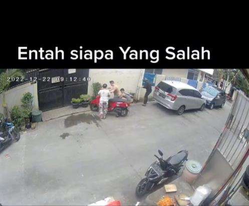 Kejadian apes akibat keteledoran pengendara motor matic.