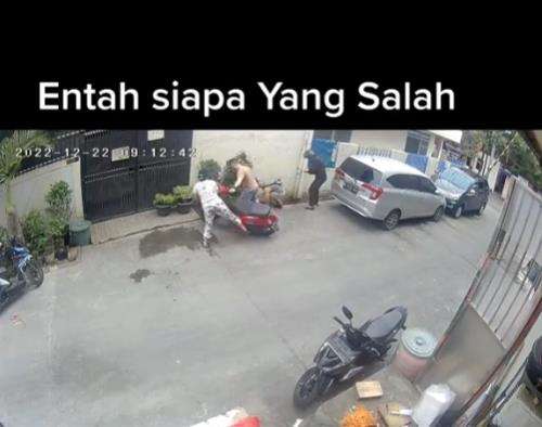 Kejadian apes akibat keteledoran pengendara motor matic.