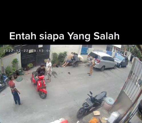 Kejadian apes akibat keteledoran pengendara motor matic.