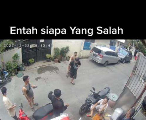 Kejadian apes akibat keteledoran pengendara motor matic.