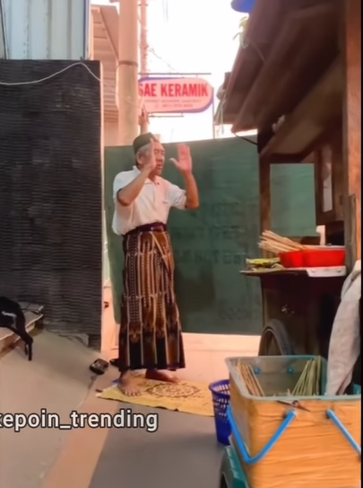 Pembeli Ini Dibuat Terharu Lihat Penjual Khusyuk Sholat di Samping Gerobak