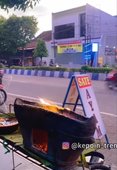 Pembeli Ini Dibuat Terharu Lihat Penjual Khusyuk Sholat di Samping Gerobak