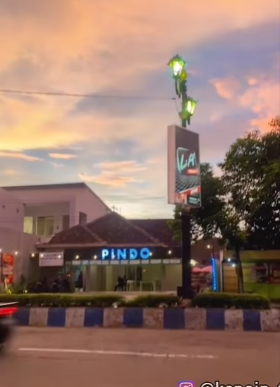 Pembeli Ini Dibuat Terharu Lihat Penjual Khusyuk Sholat di Samping Gerobak