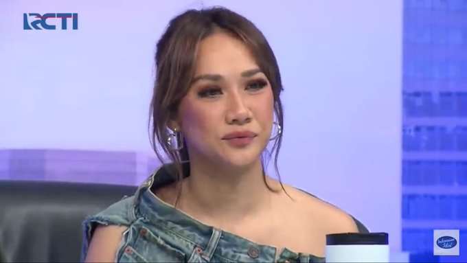 BCL Kenakan Baju Karya Balenciaga