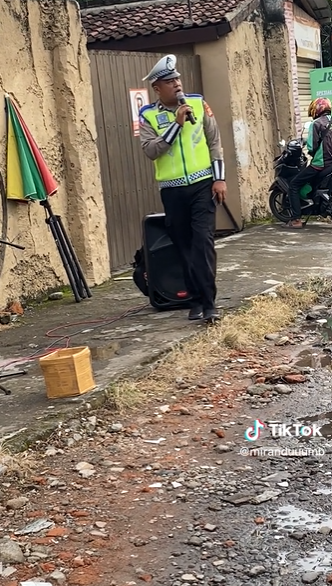 Polantas di Yogyakarta Bekerja Sambil Bernyanyi