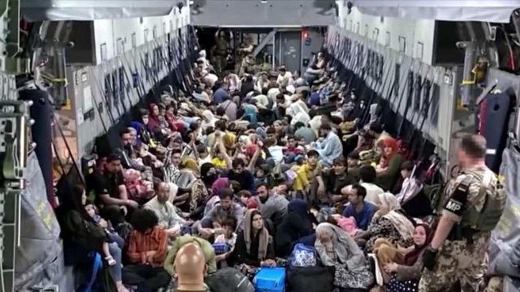 Pengungsi Afghanistan di dalam pesawat Hercules AS