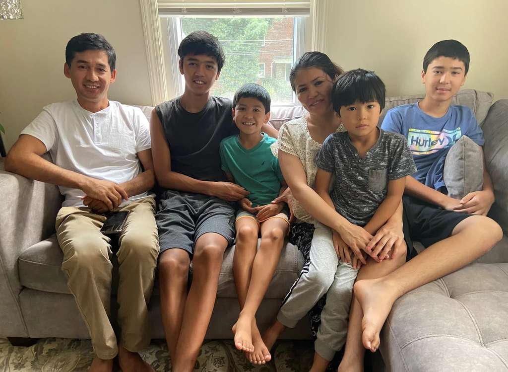 Hossein Mahrammi dan istrinya, Razia Mahrami, dan keempat anak mereka