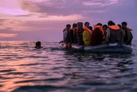 Adegan film The Swimmer mereka perahu yang sesak pengungsi yang dinaiki Yusra dan Sara Mardini
