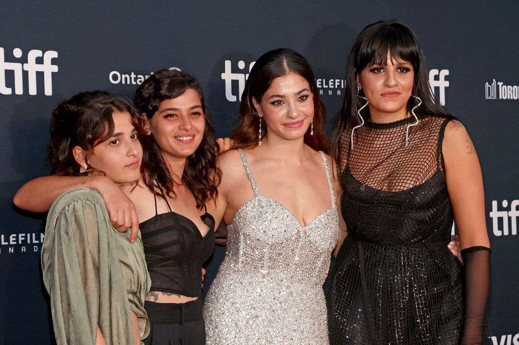 Pemeran film Swimmer dan Yusra dan Sara (kanan)