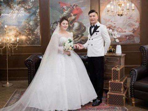 Pernikahan beda usia jauh, terpaut 19 tahun.