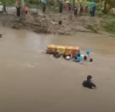 Peti Jenazah Nyaris Hanyut Terseret Arus Sungai di Polewali Mandar, Keluarga Histeris