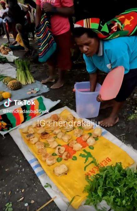 Beli gorengan khas Papua, kaget saat tahu bahan-bahannya.