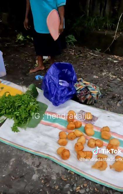 Beli gorengan khas Papua, kaget saat tahu bahan-bahannya.
