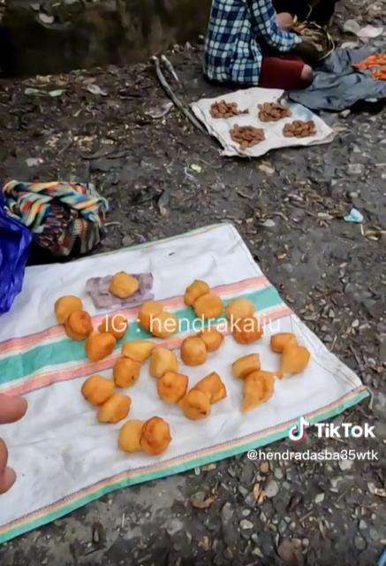 Beli gorengan khas Papua, kaget saat tahu bahan-bahannya.