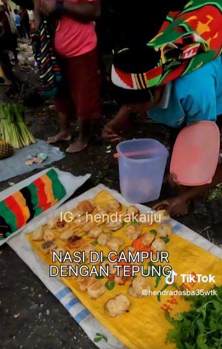 Beli gorengan khas Papua, kaget saat tahu bahan-bahannya.