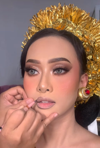 Memakai Pensil Alis