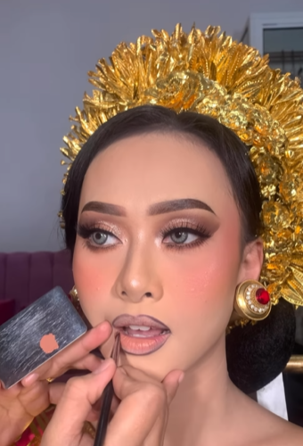 Memakai Lipstik