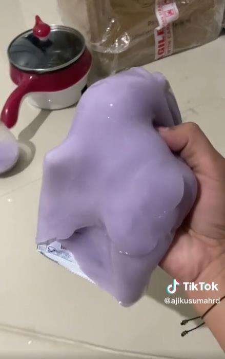 Bikin puding ala anak kos pakai magic com malah berubah jadi seperti slime.
