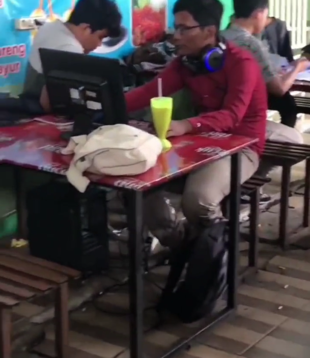 Bukan Laptop, Pria Ini Bawa Seperangkat Komputer Saat Kerja di Kafe