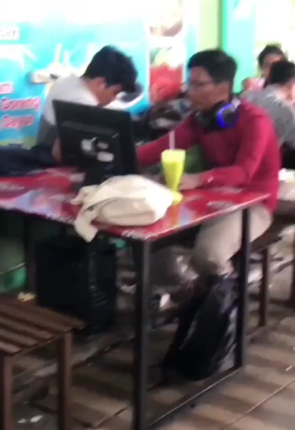 Bukan Laptop, Pria Ini Bawa Seperangkat Komputer Saat Kerja di Kafe