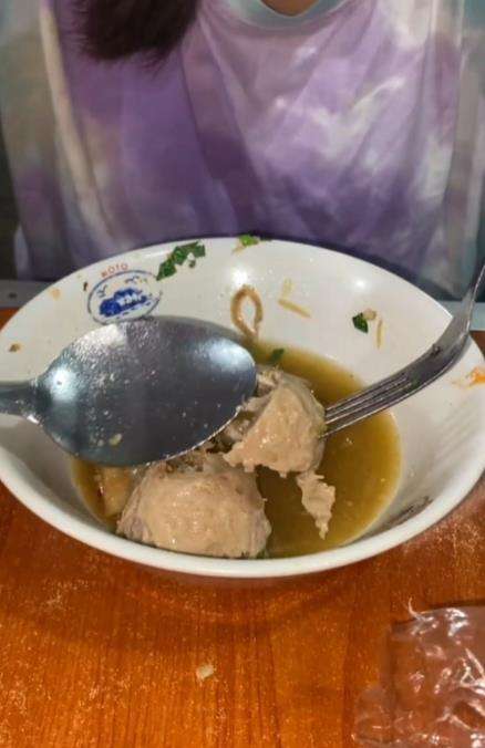 Makan bakso temukan benda panjang mirip ekor binatang.