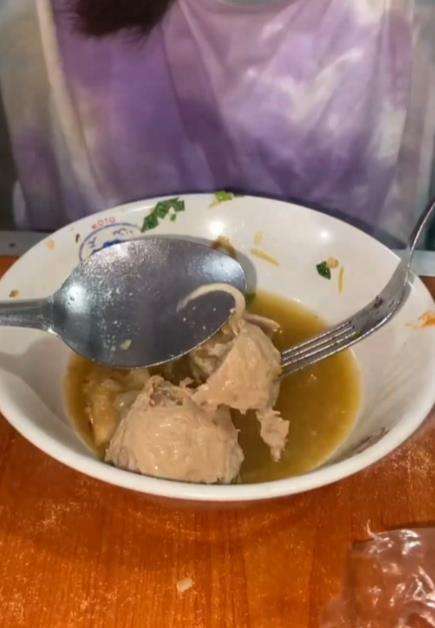 Makan bakso temukan benda panjang mirip ekor binatang.
