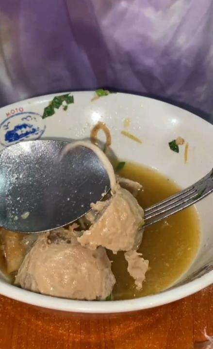Makan bakso temukan benda panjang mirip ekor binatang.