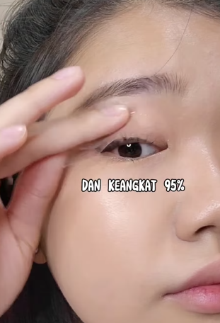 Menempelkan Selotip Pada Wajah