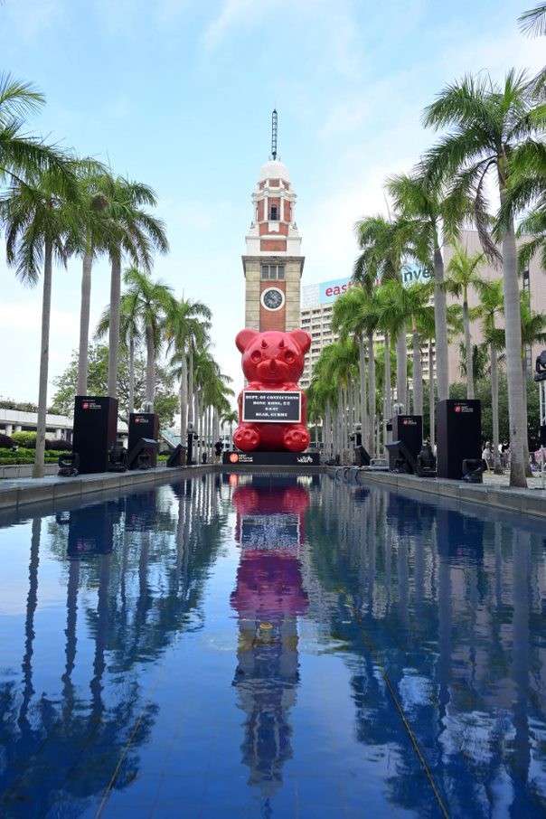 Pameran Seni Patung Gummy Bear “ Tick Tock, Tick Tock”