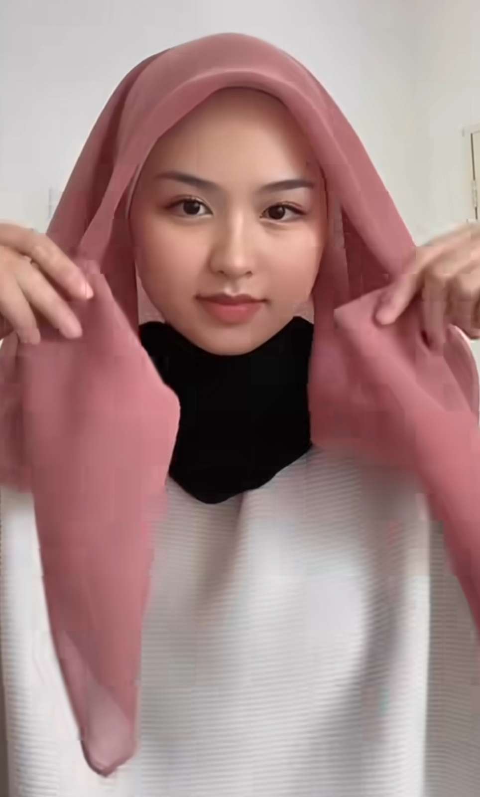 Coba Look Simpel nan Feminin dengan Kerudung Segi Empat