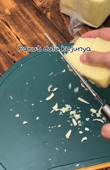 Memarut Keju