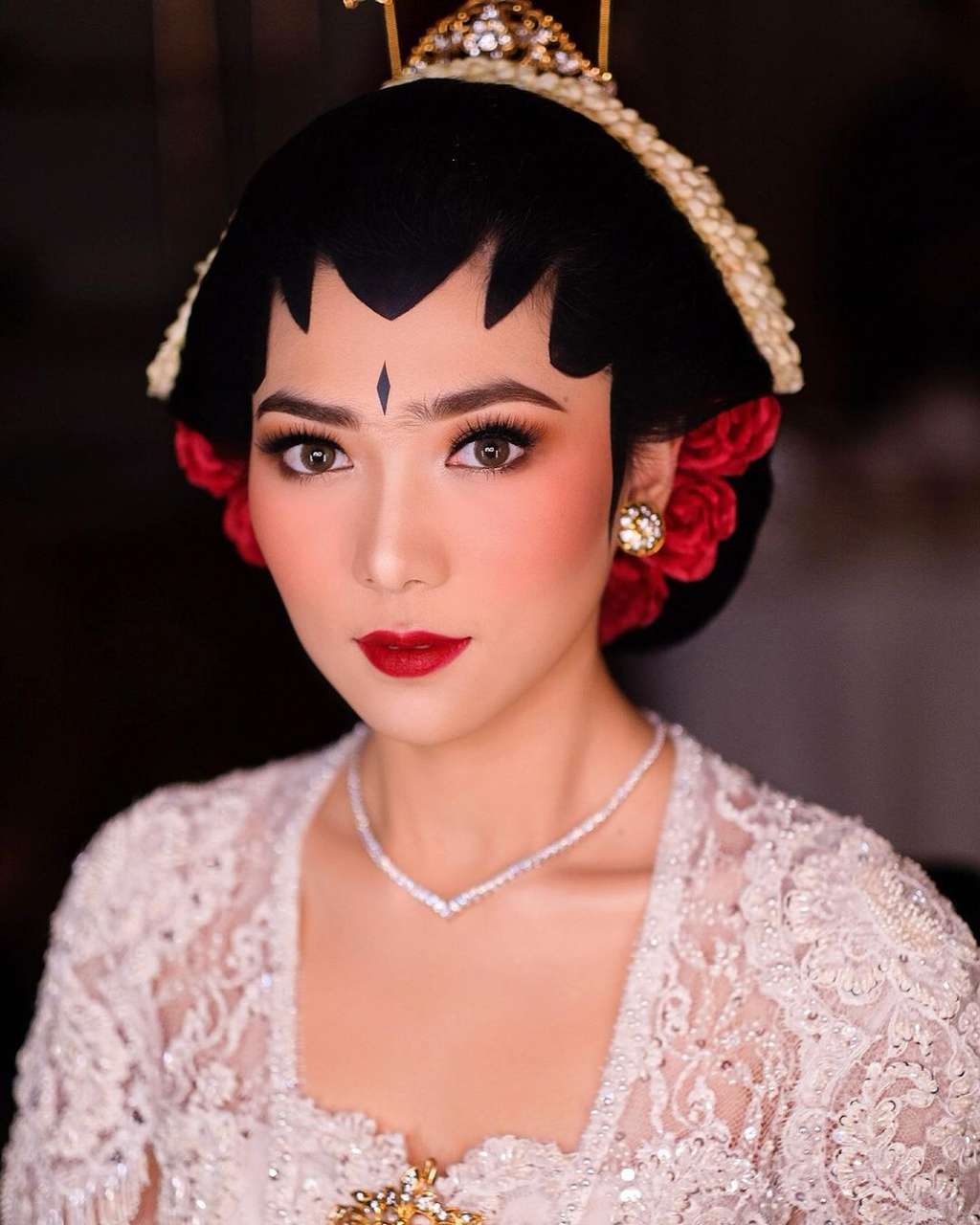 Riasan Marlene Hariman di Wajah Isyana Sarasvati